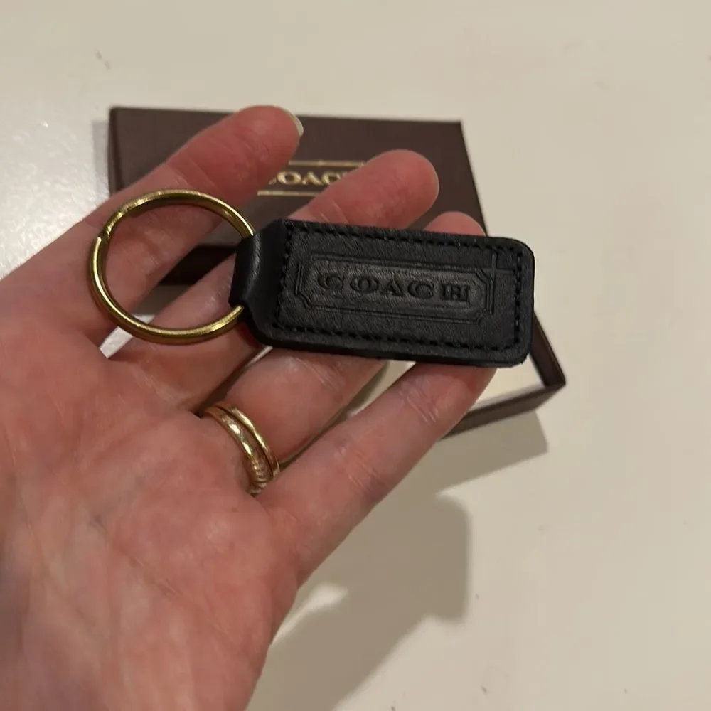VINTAGE COACH LEATHER FOB KEY CHAIN HANGTAG BRASS COLLECTIBLE - BRAND NEW IN BOX - Picture 7 of 9
